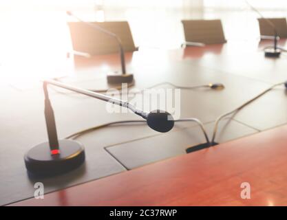 microphone de table sur une table en bois dans une salle de réunion Banque D'Images