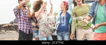 Groupe heureux amis célébrant avec champagne en plein air - jeunes ayant plaisir à boire du vin blanc pendant les vacances de voyage Banque D'Images