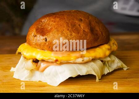 Hamburger sur la table. Sandwich fast-food. Délicieux sandwich appétissant, restauration rapide. Banque D'Images