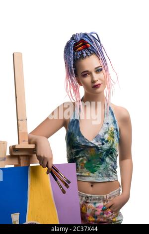 Jeune artiste confiant, penchée sur un chevalet Banque D'Images