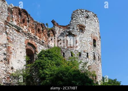 Rudno, Pologne - 21 juillet 2018 : ruines du château médiéval du XVe siècle, château de Tenczyn, Jura polonais, à proximité de Cracovie Banque D'Images