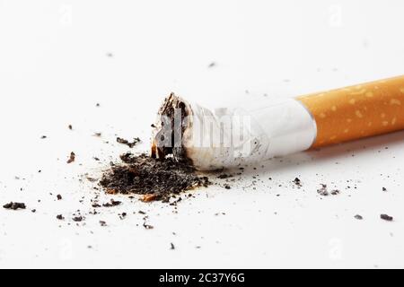 Cigarette éteinte avec ash isolé sur fond blanc Banque D'Images