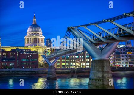 Cathédrale Saint-Paul, en face du Millennium Bridge et de la Tamise à Londres, Royaume-Uni Banque D'Images