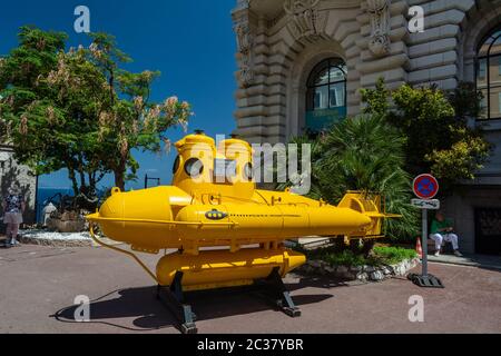 Monaco-ville, Monaco - 13 juin 2019 : touristes visitant le musée de l'Institut océanographique de Principauté de Monaco, avec un sous-marin jaune. Banque D'Images