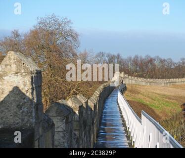 vue sur la passerelle piétonne sur les remparts historiques de la ville médiévale de york Banque D'Images