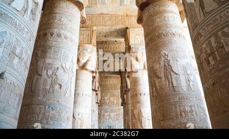 Intérieur du temple de Dendera ou du temple de Hathor. Égypte. Dendera , également orthographié Denderah, est une petite ville et ancien évêché en Égypte situé sur le Banque D'Images