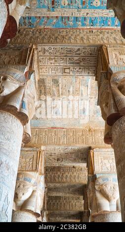 Intérieur du temple de Dendera ou du temple de Hathor. Égypte. Dendera , également orthographié Denderah, est une petite ville et ancien évêché en Égypte situé sur le Banque D'Images