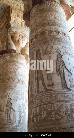 Intérieur du temple de Dendera ou du temple de Hathor. Égypte. Dendera , également orthographié Denderah, est une petite ville et ancien évêché en Égypte situé sur le Banque D'Images