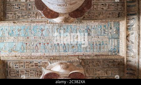 Intérieur du temple de Dendera ou du temple de Hathor. Égypte. Dendera , également orthographié Denderah, est une petite ville et ancien évêché en Égypte situé sur le Banque D'Images