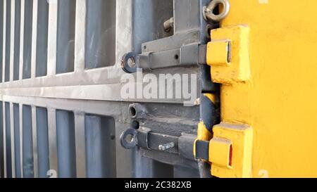 Loquet et serrure d'un conteneur de chargement de mer métallique standard jaune et gris Banque D'Images