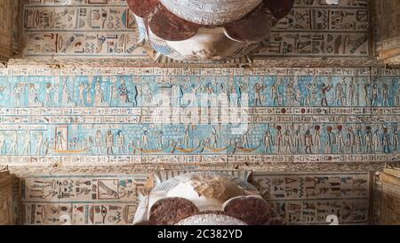 Intérieur du temple de Dendera ou du temple de Hathor. Égypte. Dendera , également orthographié Denderah, est une petite ville et ancien évêché en Égypte situé sur le Banque D'Images