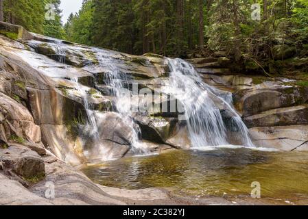 Vue sur la chute d'eau de Mumlava près de Harrachov dans les montagnes géantes tchèques Banque D'Images