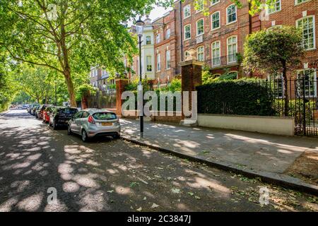 Cheyne Walk, Chelsea, Londres; une rangée de maisons riches et haut de gamme le long de l'Embankment, avec de nombreux résidents célèbres Banque D'Images