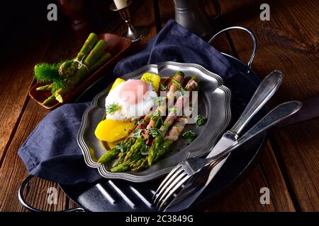 délicieux asperges vertes enveloppées de bacon et d'œufs Banque D'Images