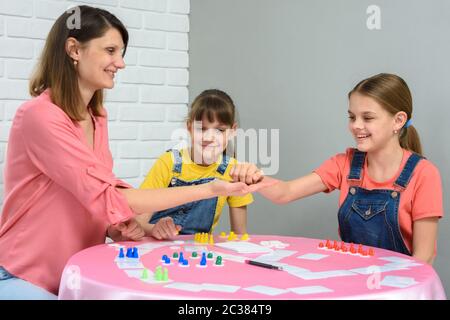 Maman donne des cubes à la fille jouant à des jeux de société Banque D'Images