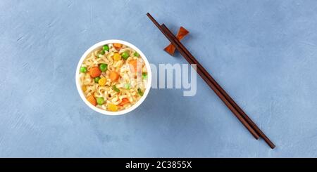 Panorama de la coupe de ramen, nouilles soba instantanées dans une tasse en plastique, prises d'en haut avec des baguettes et un lieu pour le texte, un platlay Banque D'Images