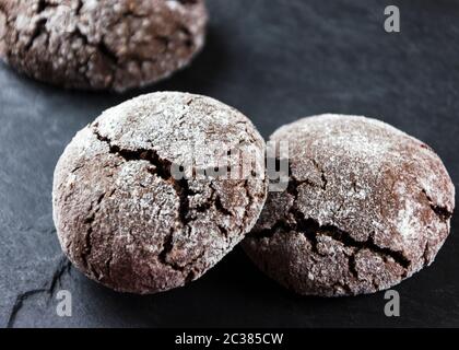 Frolles au chocolat. Biscuits au chocolat en poudre de sucre Banque D'Images