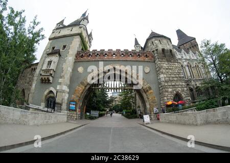 Porte du château Vajdahunyad Castle, à Budapest, Hongrie Banque D'Images