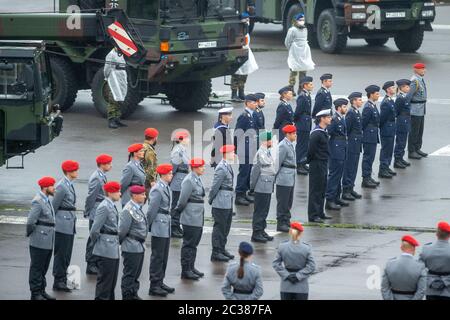 19 juin 2020, Saxe-Anhalt, Burg : les recrues se tiennent lors de la cérémonie du voeu sur la place Apellplatz de la caserne Causewitz. Derrière eux se trouvent des ambulanciers paramédicaux avec des masques et des vêtements de protection. La pandémie de Corona avait également changé le voeu solennel du bataillon de logistique en 171 dans la caserne de Clausewitz à Burg. Contrairement à l'habitude, il n'y avait pas de recrues d'autres unités de Beelitz dans le Brandebourg et de Berlin. Les soldats ont gardé une distance de deux mètres chacun. Ainsi, 23 recrues, dont quatre femmes soldats et 19 hommes soldats, ont prêté serment. Photo: Klaus-Dietmar Gabbert/dpa-Zentralbild/dpa Banque D'Images