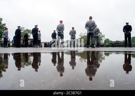 19 juin 2020, Saxe-Anhalt, Burg: Pendant la cérémonie du voeu, les soldats se tiennent à une distance claire l'un de l'autre sur l'Apellplatz de la caserne du Causewitz et se reflètent dans une flaque de pluie. La pandémie de Corona avait également modifié la promesse solennelle du bataillon de logistique en 171 dans la caserne de Clausewitz à Burg. Contrairement à l'habitude, il n'y avait pas de recrues d'autres unités de Beelitz dans le Brandebourg et de Berlin. Les soldats ont gardé une distance de deux mètres chacun. Ainsi, 23 recrues, dont quatre femmes soldats et 19 hommes soldats, ont prêté serment. Photo: Klaus-Dietmar Gabbert/dpa-Zentralbild/dp Banque D'Images