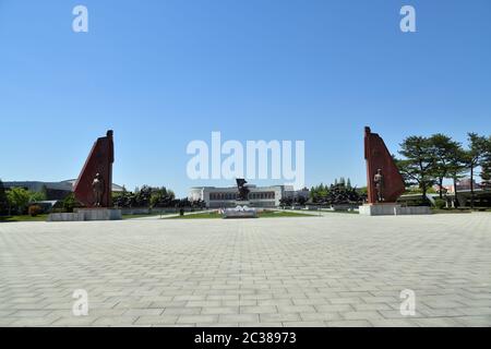 Pyongyang, Corée du Nord - 2 mai 2019 : place devant le Musée de la victoire. Statue d'un soldat avec un drapeau à l'entrée de la Fatherla victorieuse Banque D'Images