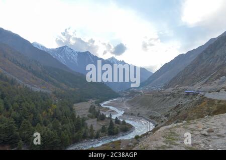 Baspa qui traverse la vallée de Sangla Chitkul, plus panoramique supérieure et centrale, les pentes de montagnes de l'Himalaya, près de la frontière Etudes couvrir Banque D'Images