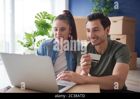 Couple faisant des achats en ligne pour une nouvelle maison Banque D'Images