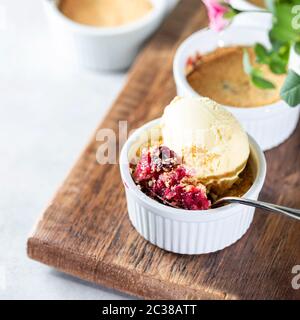 Émiettez avec de la cerise avec de la glace à la vanille. Mise au point sélective, espace de copie. Vue de dessus. Banque D'Images