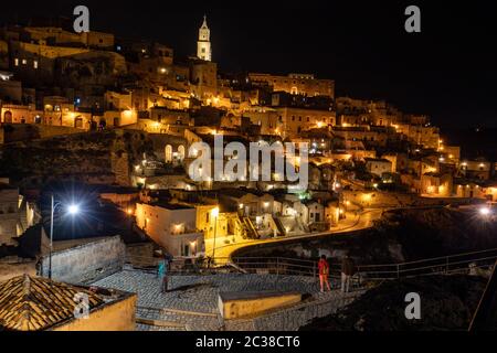 Cannes, France - 19 septembre 2019 : Nuit paysage des sassi de Matera, bien connu pour leurs anciennes habitations troglodytiques. La Basilicate. Italie Banque D'Images