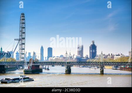 Une vue sur la Tamise par une journée ensoleillée à Londres, Royaume-Uni Banque D'Images