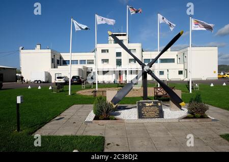 Aéroport de Brighton City, Shoreham, avec mémorial de guerre des hélices. Banque D'Images