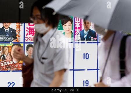 Des piétons se promongent devant un panneau d'affichage érigé avec des affiches des candidats pour l'élection du gouverneur de Tokyo à venir, près du bâtiment du gouvernement métropolitain de Tokyo, le 19 juin 2020, à Tokyo, au Japon. La période de campagne a officiellement débuté le jeudi 18 juin et se tiendra le 5 juillet. Credit: Rodrigo Reyes Marin/AFLO/Alay Live News Banque D'Images