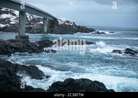 Un pont sur les mers orageux à Lofoten. Banque D'Images