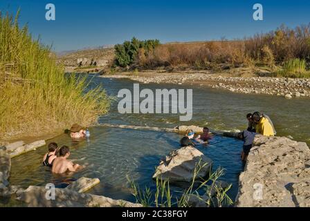 Visiteurs à Hot Springs pool d'eau sur le bord du Rio Grande, Désert de Chihuahuan à Big Bend National Park, Texas, États-Unis Banque D'Images