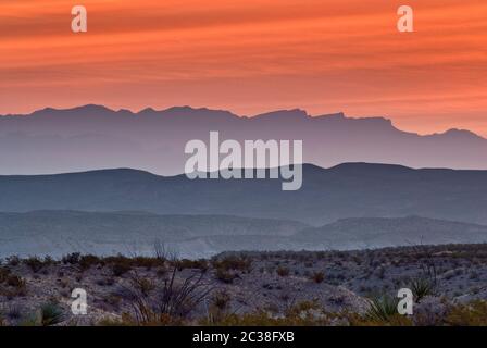 Ciel rouge au-dessus de la Sierra del Carmen au Mexique à l'aube, vue de la route à Boquillas Canyon, désert de Chihuahuan dans le parc national de Big Bend, Texas, États-Unis Banque D'Images