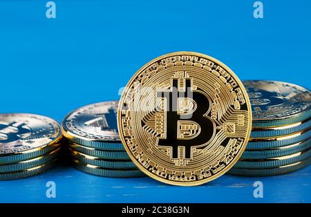 Bitcoin d'or sur le fond de piles croissantes de bitcoins. Arrière-plan bleu. Le concept de l'argent virtuel et des affaires. Banque D'Images