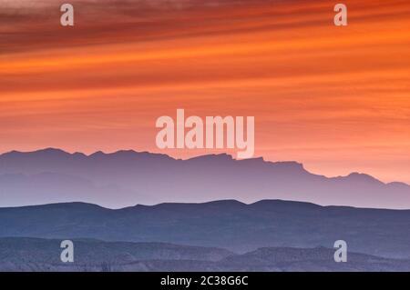 Ciel rouge au-dessus de la Sierra del Carmen au Mexique à l'aube, vue de la route à Boquillas Canyon, désert de Chihuahuan dans le parc national de Big Bend, Texas, États-Unis Banque D'Images