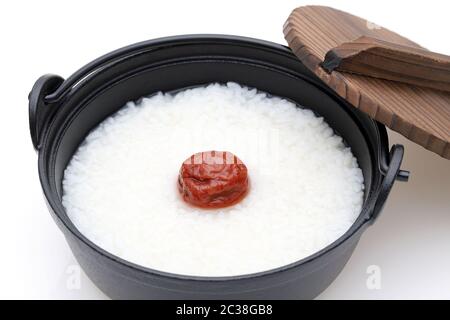 La nourriture japonaise, Okayu Umeboshi et dans un bol de nabe sur fond blanc Banque D'Images