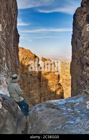 Randonneur à la fenêtre avec sa vue de Désert de Chihuahuan de montagnes Chiso à Big Bend National Park, Texas, États-Unis Banque D'Images