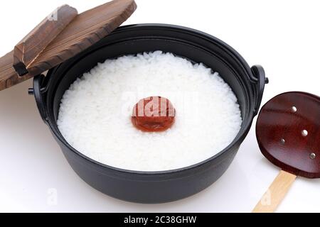 La nourriture japonaise, Okayu Umeboshi et dans un bol de nabe sur fond blanc Banque D'Images