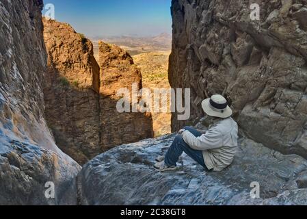 Randonneur à la fenêtre avec sa vue de Désert de Chihuahuan de montagnes Chiso à Big Bend National Park, Texas, États-Unis Banque D'Images