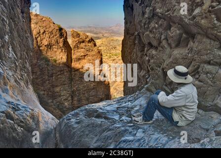 Randonneur à la fenêtre avec sa vue de Désert de Chihuahuan de montagnes Chiso à Big Bend National Park, Texas, États-Unis Banque D'Images