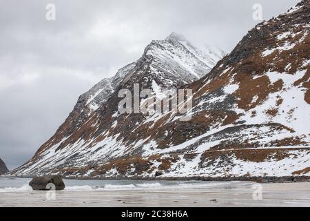 Montagnes automnales sur la plage de Haukland à Lofoten. Banque D'Images