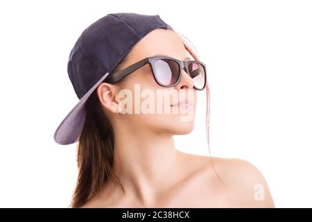 Photo de profil une belle fille élégante avec en arrière et des lunettes de soleil, chapeau snapback isolé sur fond blanc. Banque D'Images