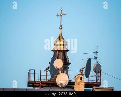 Antenne satellite sur le dôme du temple avec une croix. La technologie. Place pour le texte. Image en arrière-plan. Banque D'Images