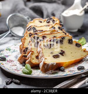 Tranches de cocotte de fromage cottage avec semoule et raisins secs. Banque D'Images