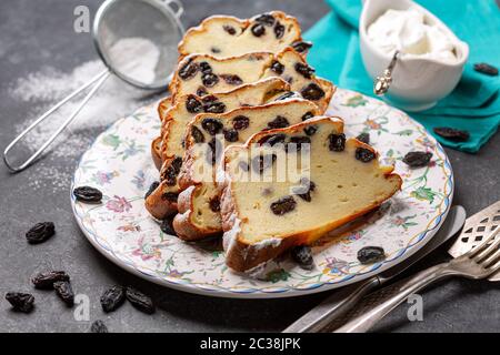 Cocotte de fromage maison de campagne à la vanille et aux raisins secs. Banque D'Images