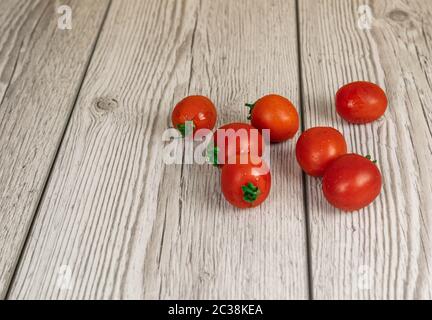 Tomates cerises sur une table en bois avec zone pour le texte. Banque D'Images