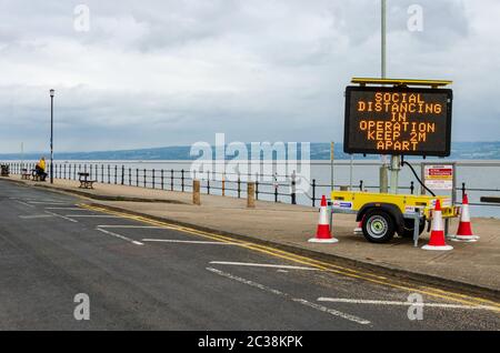 West Kirby, Royaume-Uni: 3 juin 2020: À Marine Lake, un panneau lumineux temporaire encourage les piétons à maintenir la distance sociale due au virus corona Banque D'Images