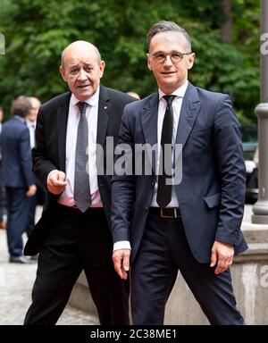 Berlin, Allemagne. 19 juin 2020. Heiko Maas (r, SPD), ministre des Affaires étrangères, souhaite la bienvenue à Jean-Yves le Drian, ministre des Affaires étrangères de France, à une discussion à la Villa Borsig. Selon le Bureau fédéral des affaires étrangères, la réunion servira à échanger des vues sur les questions bilatérales, européennes et autres questions internationales actuelles. Credit: Bernd von Jutrczenka/dpa Pool/dpa/Alay Live News Banque D'Images